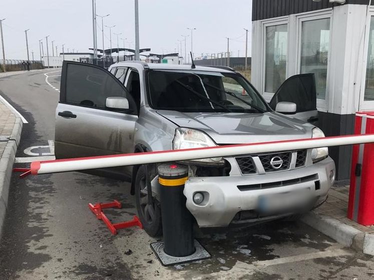 Неадекватный водитель пытался прорваться в Крым и разбил на КПВВ свой внедорожник – Госпогранслужба Украины
