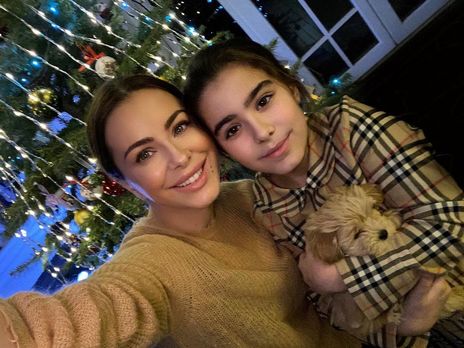 Ани Лорак с дочерью слепили семью из троих снеговиков