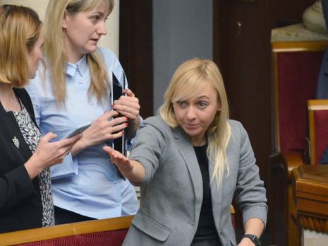 Нардепка Устінова заявила, що МОЗ зірвало закупівлю вакцини проти COVID-19, яка вшестеро дешевша від китайської. У відомстві відреагували