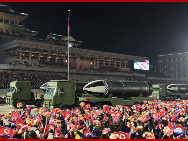 В КНДР заявили, что продемонстрировали на военном параде "самое мощное оружие в мире"