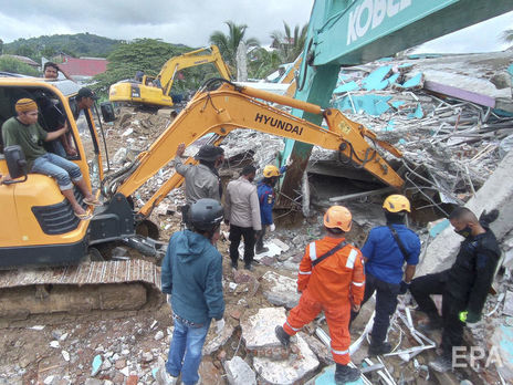 В результате землетрясения в Индонезии погибло минимум восемь человек