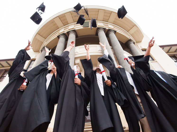С этого года выпускники вузов в Украине не будут получать "красные" дипломы – Минобразования