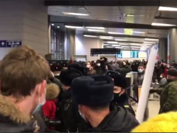 Літак із Навальним має приземлитися менше ніж за годину. У "Внуково" зібралися сотні людей, ОМОН витіснив їх із будівлі