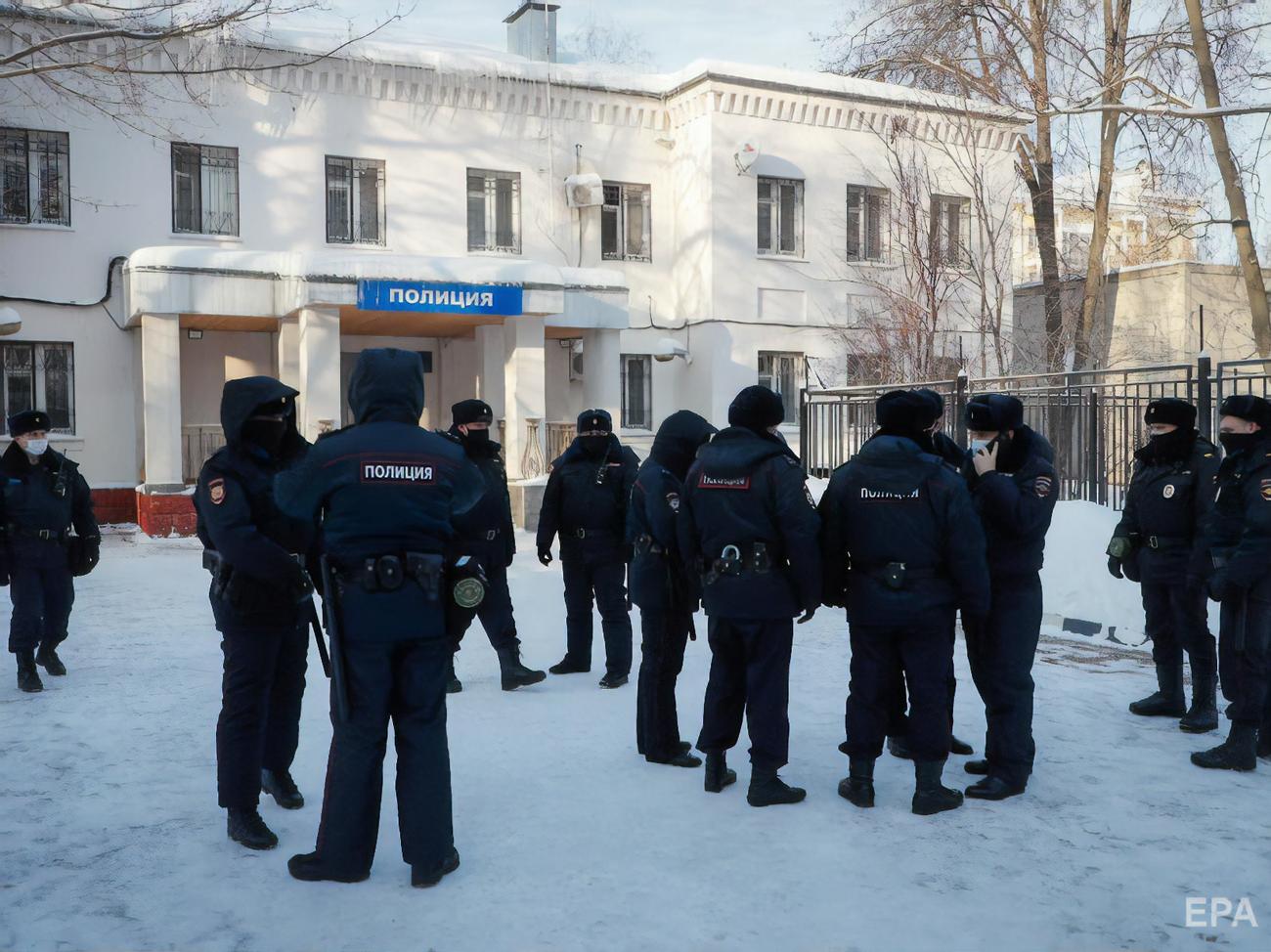 Навальный обратился к судье с требованием допустить на заседание суда  журналистов. Возле отдела полиции собралось около сотни человек