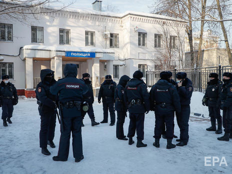 Здание отделения полиции, где проходит суд над Навальным, охраняет полиция