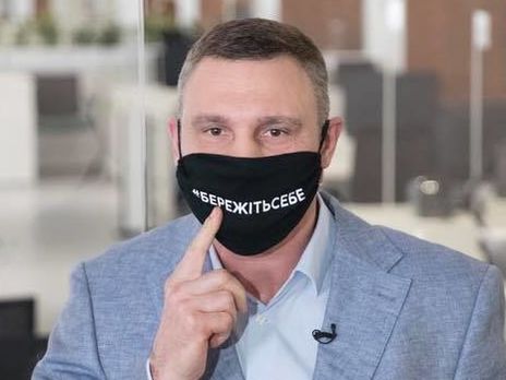 Кличко на Водохреще показав, як, фиркаючи, виринає із затоки. Відео