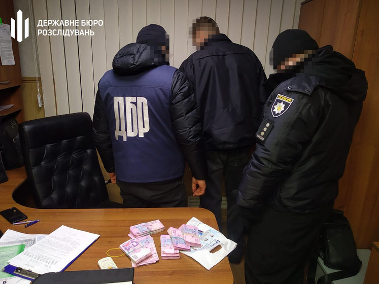 Детективы ГБР задержали в Мариуполе на взятке следователя полиции с сообщником