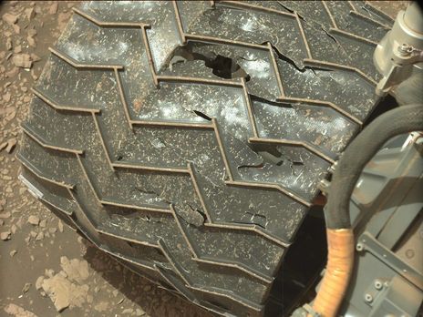 Колеса марсохода Curiosity износились о камни Марса. Фоторепортаж