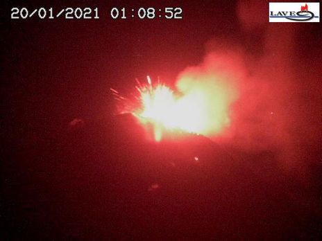 В Італії почалося виверження вулкана Етна, його активність зростає кілька днів поспіль. Відео