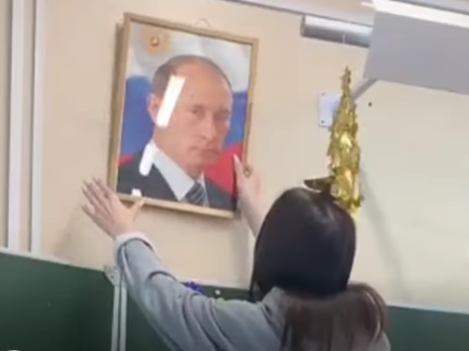 Российские школьники снимают со стен фотографии Путина и вешают портреты Навального. Видео выкладывают в TikTok