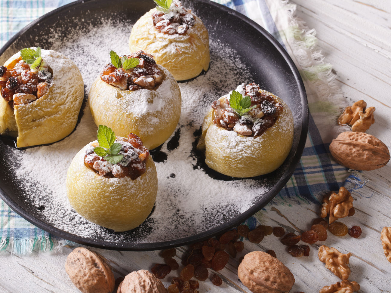 Яблоки, запечённые с черносливом и имбирём