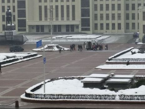 У Мінську біля Будинку уряду чоловік скоїв самопідпал