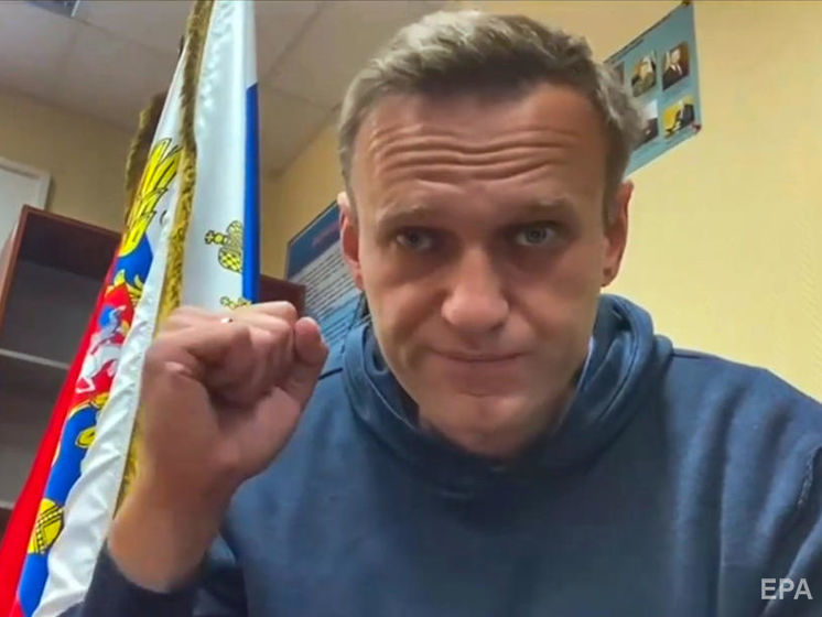 "Школярі мають знати керівників держави в обличчя". Пєсков прокоментував флешмоб, де портрети Путіна змінюють на Навального
