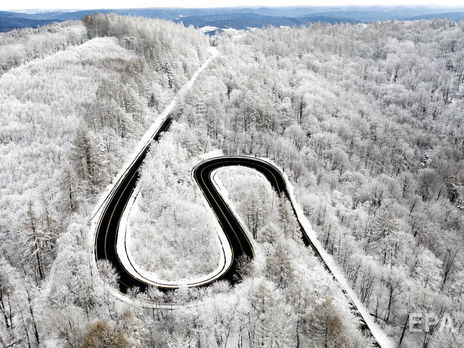 Сніг, хуртовини та ожеледиця. Укргідрометцентр попередив про погіршення погоди 24–25 січня