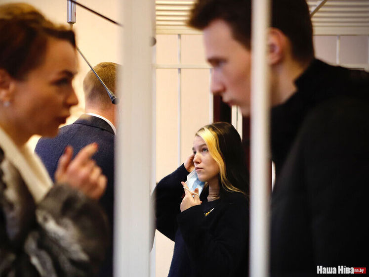 В Беларуси 18-летней митингующей дали два года колонии. Она написала "лошки" на щитах военных