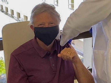 Билл Гейтс сделал прививку от коронавируса