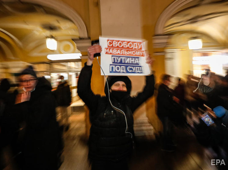 Протести на підтримку Навального. На площі в Москві, де мала відбутися акція, почали ремонт, на під'їздах до міста – бронетехніка