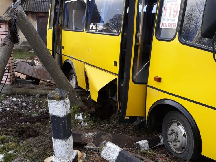 У Львівській області зіткнулися потяг і маршрутка, є постраждалі