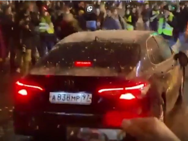 В Москве на акции в поддержку Навального закидали снежками автомобиль ФСБ. СМИ утверждают, что водителю выбили глаз. Видео