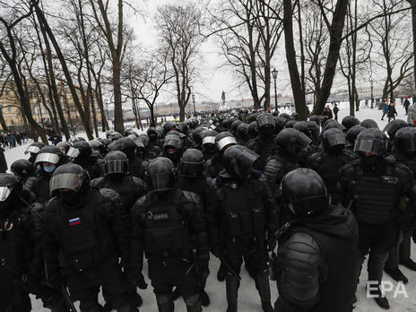 ЗМІ повідомили, що жінка, яку російський поліцейський ударив ногою, без тями. У лікарні стверджують, що травма 