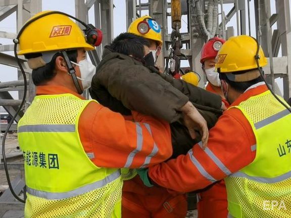 У Китаї врятували 11 шахтарів, які два тижні пробули під завалами