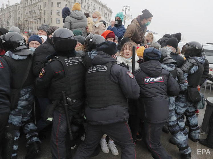 Слідком РФ відкрив чотири справи про застосування насильства до поліцейських під час протестів у Москві