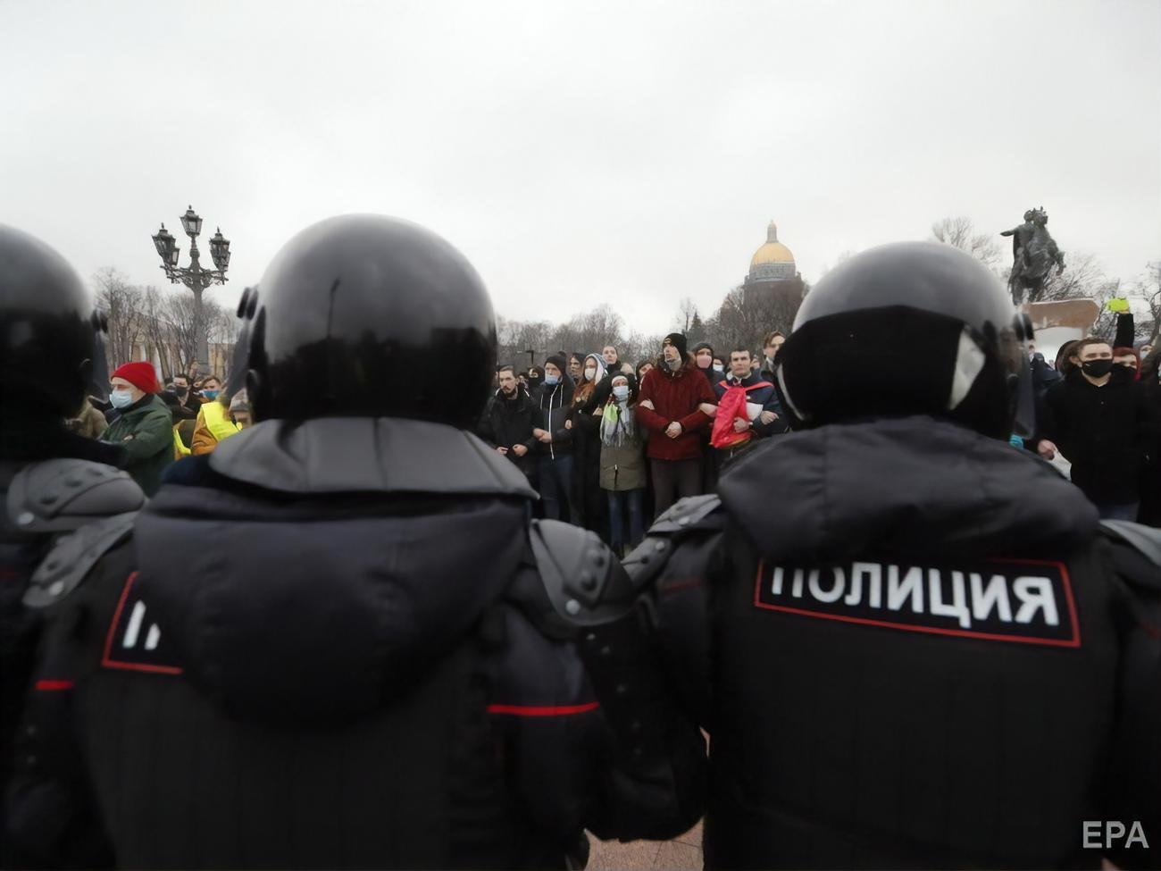 Девушку ударил ногой в живот посетитель супермаркета в Волгограде - видео