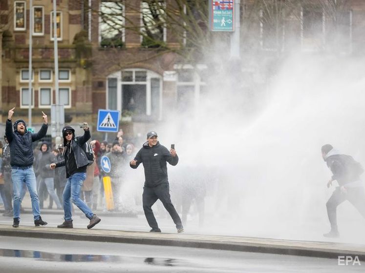 В Нидерландах протестовали против карантина и подожгли центр тестирования COVID-19