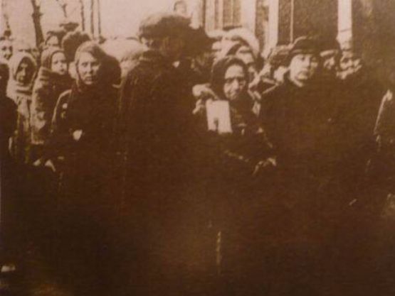 Киевлянка Хорошунова в дневнике 1942 года: У гестапо все эти дни пленные носят торф, подвезенный трамваем