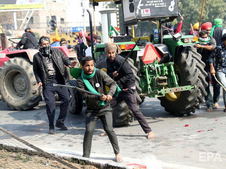 В Індії фермери на тракторах штурмували історичну фортецю на знак протесту проти аграрної реформи. Фоторепортаж