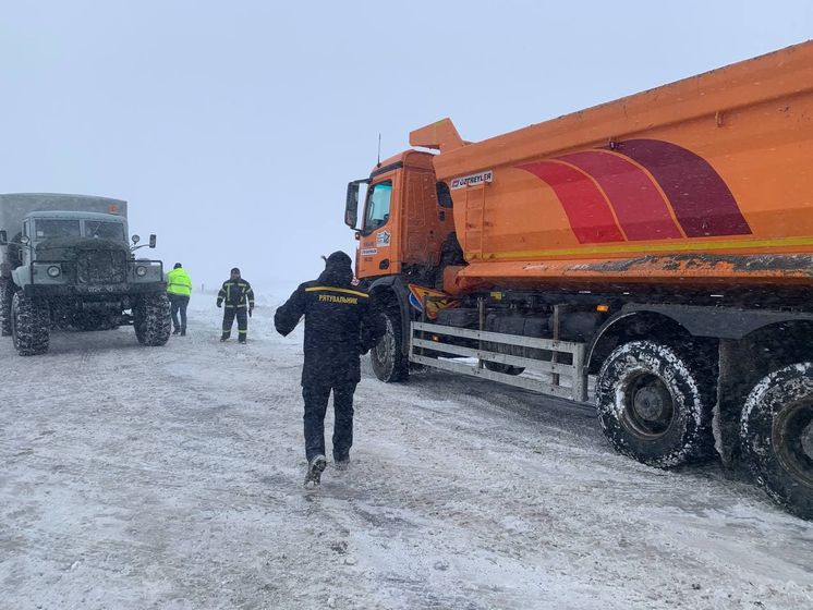 На трассе Киев &ndash; Чоп из-за снега застряли сотни грузовиков