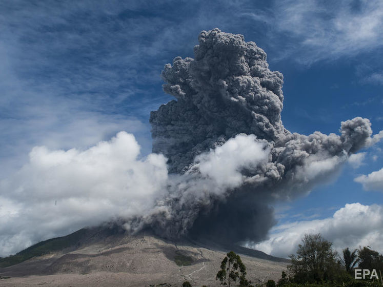 В Индонезии проснулся вулкан на острове Ява. Видео