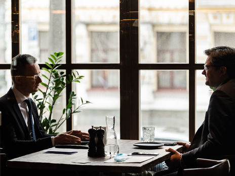 Сіярто прилетів до України