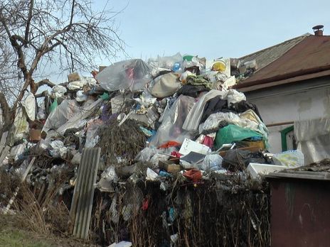 В Полтаве пенсионерка за 20 лет собрала свалку выше собственного дома