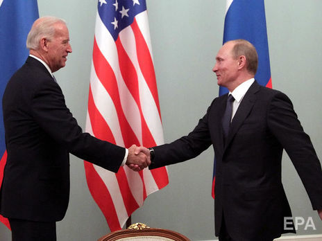 Байден (слева) поговорил с Путиным по телефону первый раз 26 января
