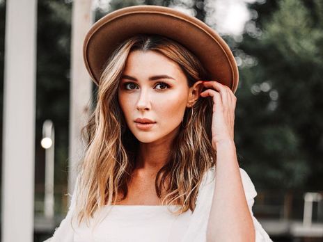 Дочь Заворотнюк показала тату, расположенное чуть ниже талии