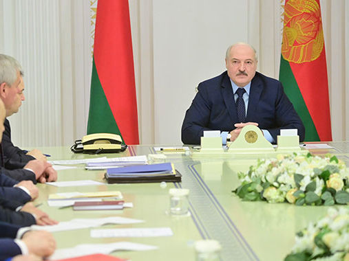 Лукашенко сказал, что за него проголосовало "около 6 млн человек". В ЦИК заявляли о меньшем количестве избирателей