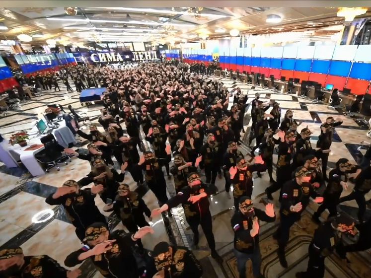 "Нас бьют – мы летаем". Працівники торговельного центру в Єкатеринбурзі станцювали на підтримку Путіна. Відео