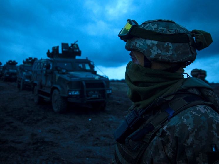 На Донбассе двое украинских военных пострадали от обстрелов боевиками