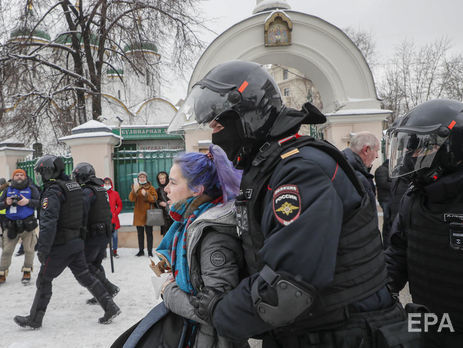 У РФ на протестах на підтримку Навального силовики проводять затримання. Фоторепортаж