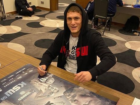 Российский боец ММА напал на соперника после завершения поединка. Видео