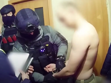 Полиция объявила подозрение мужчине, который ножом нанес смертельное ранение прохожему на Андреевском спуске в Киеве