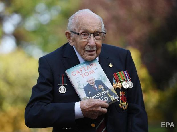 100-летний британский ветеран-волонтер Том Мур госпитализирован с COVID-19