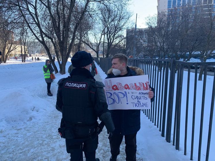 В Москве возле суда, где рассматривают дело Навального, задерживают людей