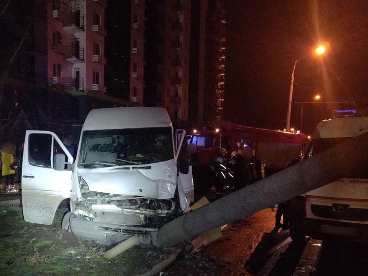 У Запоріжжі маршрутний автобус врізався в електроопору, постраждало 14 осіб