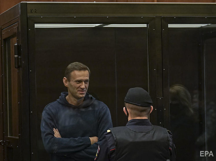 Возле суда над Навальным заметили машины диппредставительств 15 стран. Захарова заявила о вмешательстве во внутренние дела России