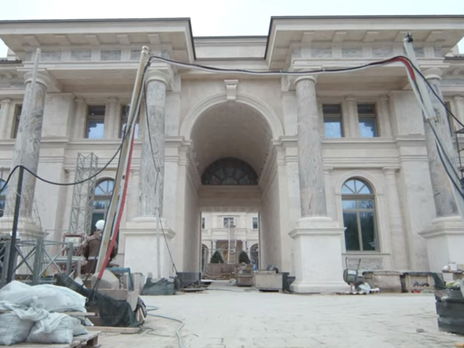 Уволился замглавреда издания Mash, показавшего видео из дворца в Геленджике. Он заявил, что на редакцию давили, 