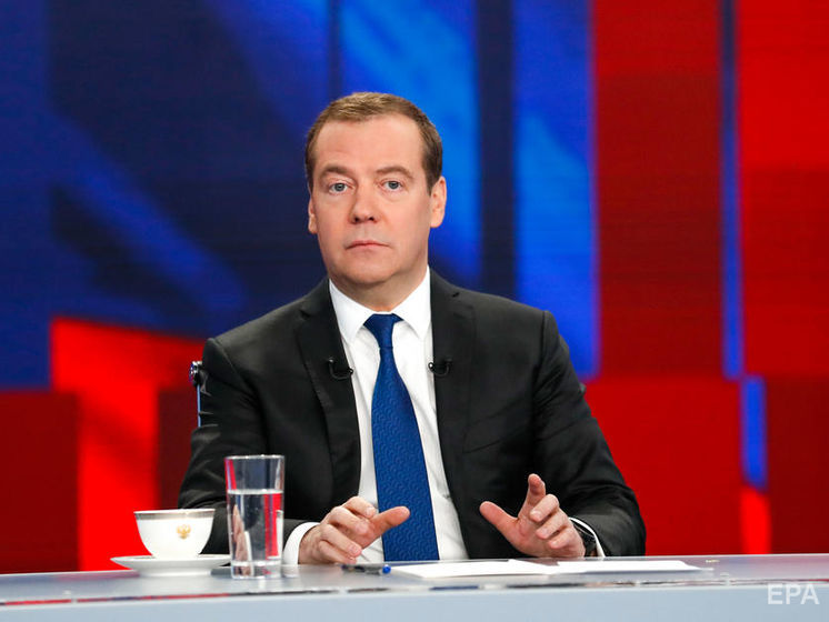 Медведев недоволен Twitter: "одному его знакомому" соцсеть предложила подписаться на Навального