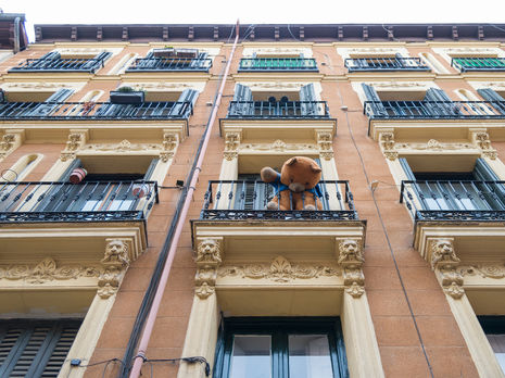 В Киеве с балкона 17-го этажа выпала девочка – полиция