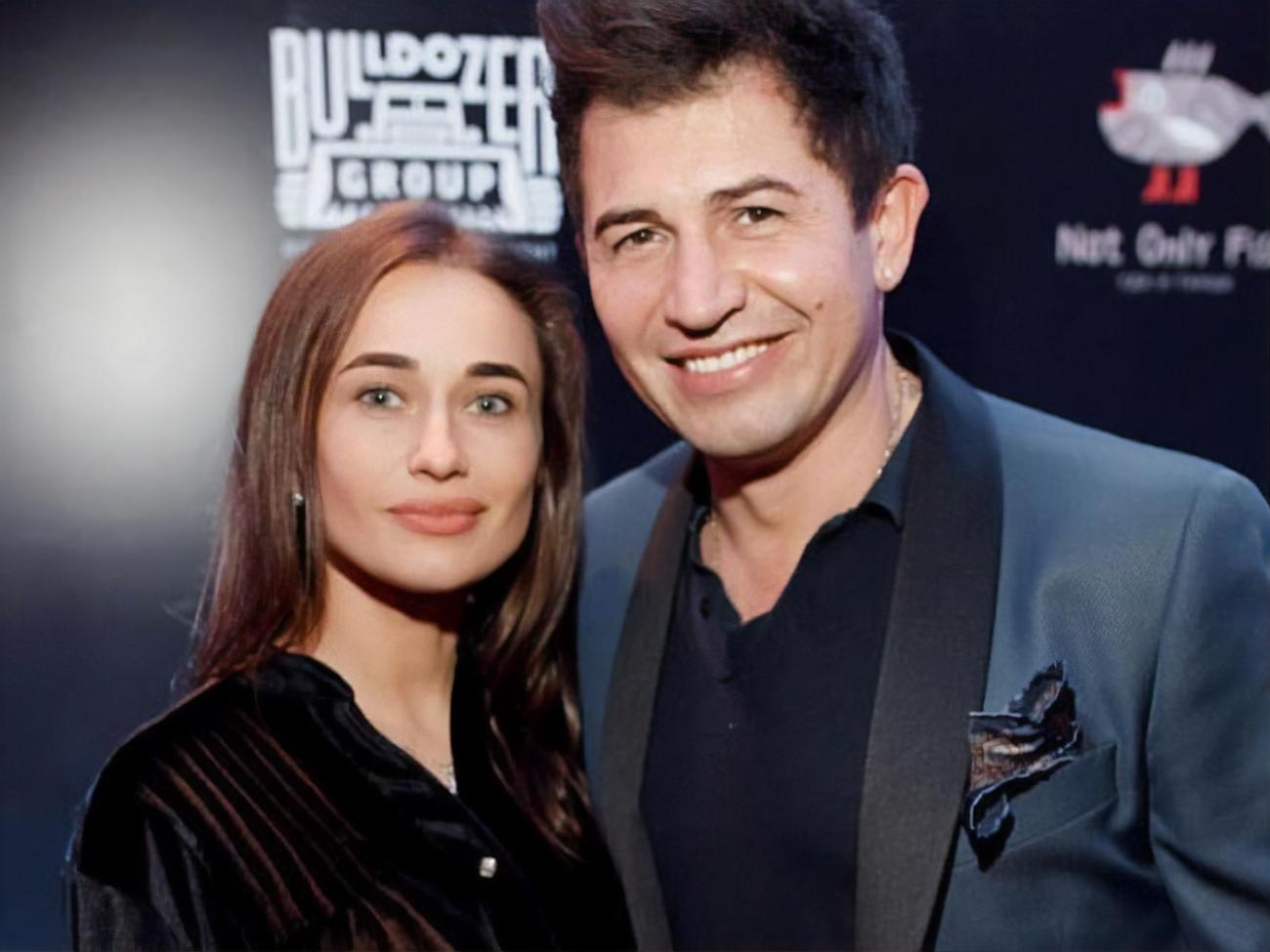 Орыстың екі қызы бір жігітті жаттықтырды Онанисттік порно